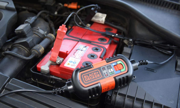 Chargeur batterie voiture : comparatif et guide d’achat